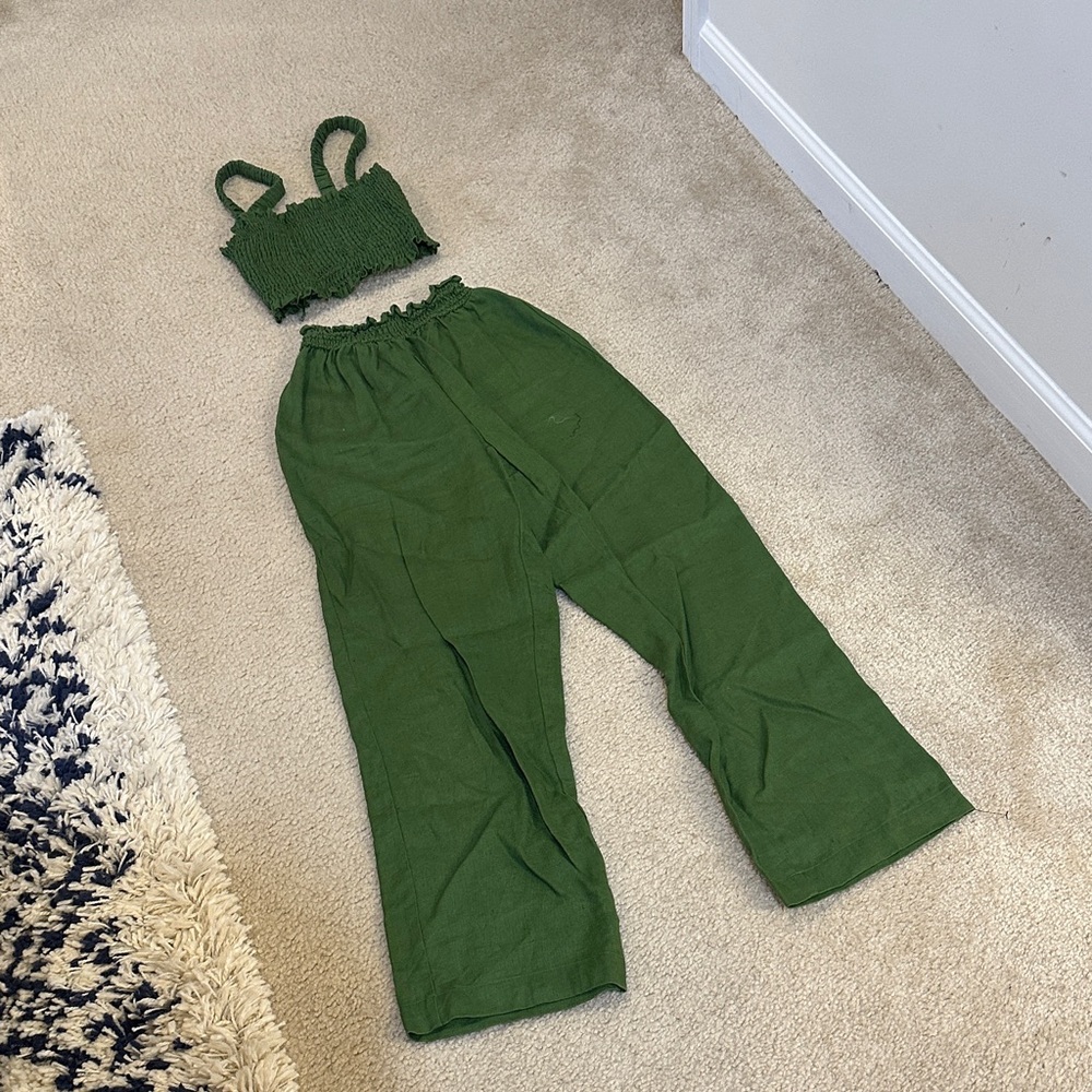 Vera linen two piece set from reformation in Palm green! - Picture 3 of 10